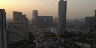 日落时分杭州市中心交通街道步行桥施工场航拍全景4k中国