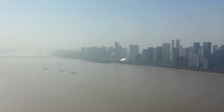 阳光明媚的一天，杭州市区江边著名的现代广场航拍4k中国全景
