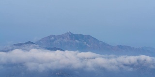 香港云海上空一座山的4K时间间隔