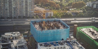 新的摩天大楼正在建设中，起重机的延时。