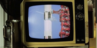 1969. 美国宇航局阿波罗11号发射的历史镜头在老式复古电视上。