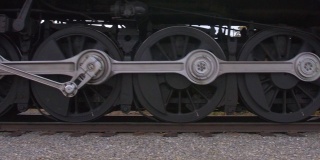 蒸汽机的近距离驱动车轮缓慢移动