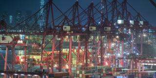 4K延时:工作吊桥在夜间从集装箱货船上卸下集装箱，用于商业物流、进出口、运输或运输。