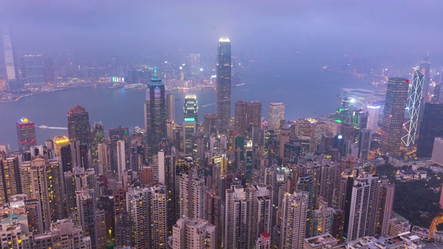 4K黄昏到夜晚的时间推移:航拍俯视图大厦在香港市中心。