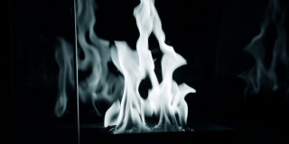 一个生物壁炉用乙醇气体燃烧。
