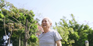 亚洲老人在公园锻炼