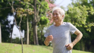 一位亚洲老人在公园慢跑视频素材模板下载