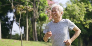 一位亚洲老人在公园慢跑