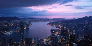 无人机在香港中环夜间拍摄的鸟瞰图。现代化的摩天大楼和大都市的高楼大厦。