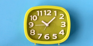 绿色时钟，白色数字和箭头，粉色背景，实时