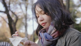 年轻女子绣花棉。视频素材模板下载