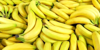 成堆的成熟香蕉