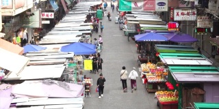 时光流逝:一群人在香港孟角区逛当地市场