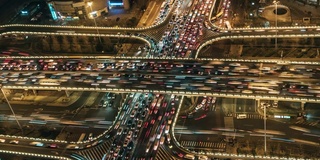 T/L PAN View of立交桥和城市交通在夜间/北京，中国