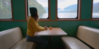在挪威乘渡船旅行的妇女