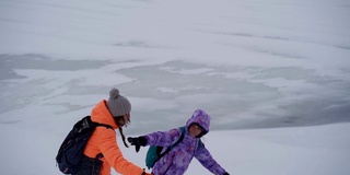 两个女孩被困在暴风雪中