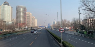 在北京通往CBD的主干道上行驶