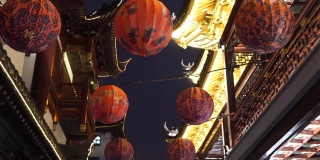 上海老城区中国灯笼的街道装饰。中国新年