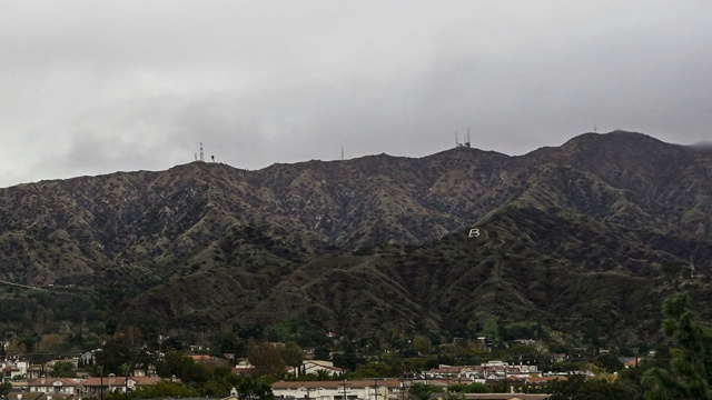 加州伯班克的山峦被雾和雨冲刷-时间流逝