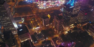香港航拍v1低空飞过中区，拍摄夜晚的城市景观。
