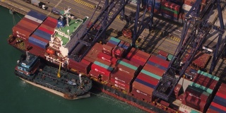 香港航拍v18低空飞过正在船坞码头装货的大型货船。