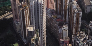 香港航拍v29鸟瞰图飞过筲箕湾地区的建筑物街道观影。