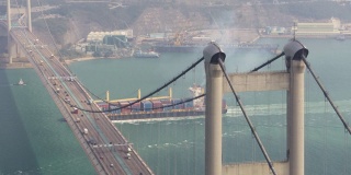香港航拍v35在青马桥附近低空飞行，一艘货船经过影院。