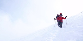 冬季，阿尔卑斯山登山队正在攀登这座高海拔山脉的顶峰