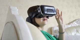 在家使用虚拟现实头盔的女人