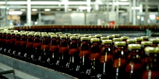 啤酒厂的啤酒灌装生产线。