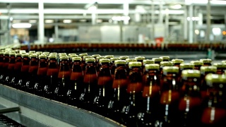 啤酒厂的啤酒灌装生产线。视频素材模板下载