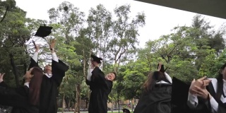 毕业典礼上，学生们向空中抛帽子