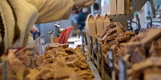 在伦敦博罗市场的一个摊位上，顾客在购买软糖