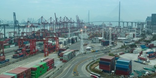 4K黑夜到白天的时间推移:货柜货物仓库在码头商业港口的商业物流，进出口，航运或运输。