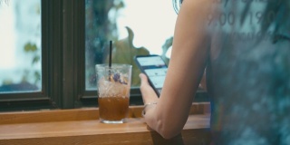 在咖啡店里用智能手机的女人