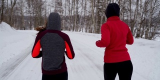 两个年轻女人在寒冷的冬天跑步