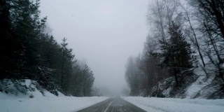 开车小心通过雾和雪乘客的观点