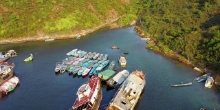 香港万宜水塘附近西贡海岸弃置沉没船只的鸟瞰图