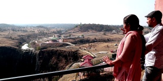 母子在印度印多尔欣赏帕塔帕尼瀑布的风景
