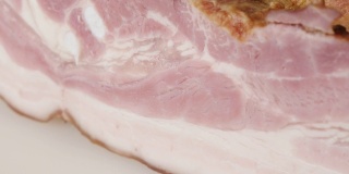 猪肉制品特写肉层在切菜板上缓慢倾斜