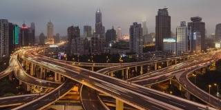 T/L ZO鸟瞰图立交桥和城市交通高峰时间，从白天到晚上/上海，中国