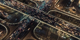 天桥及城市交通夜间鸟瞰图