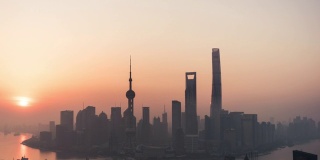 空中鸟瞰日出时的上海天际线