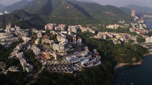 香港航拍v145型低空飞过舂坎角地区，拍摄全岛景色