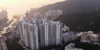 香港航拍v153飞过香港仔地区，拍摄日落时分的城市景色