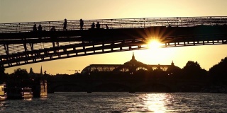 从桥拱上可以看到大皇宫的轮廓。在巴黎的日落。