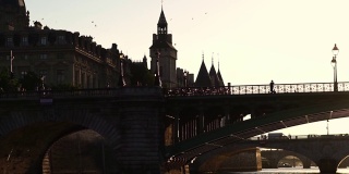 夕阳下的塞纳河大桥。巴黎。
