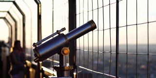巴黎埃菲尔铁塔顶楼的望远镜。