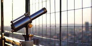 艾菲尔铁塔望远镜双筒望远镜，俯瞰巴黎市容。