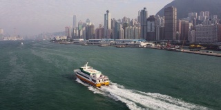 香港航拍v183在维多利亚港沿渡轮低空飞行，前往码头，一览城市美景